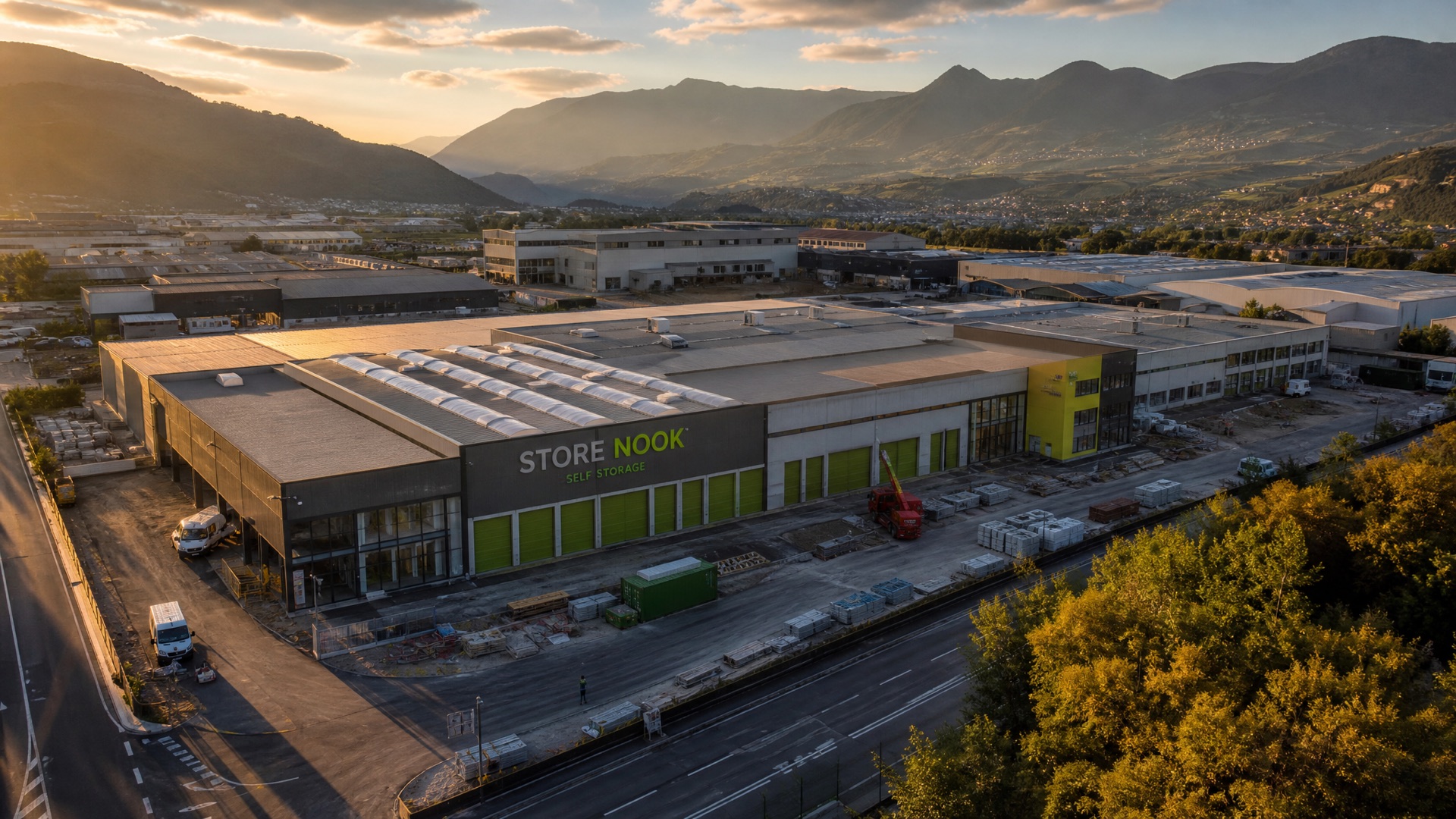 Vista drone di un capannone convertito in self storage