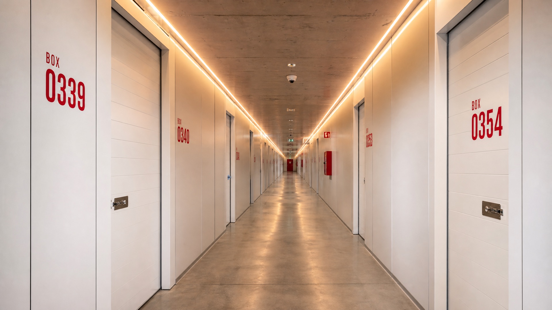 Corridoio illuminato di una struttura self storage operativa