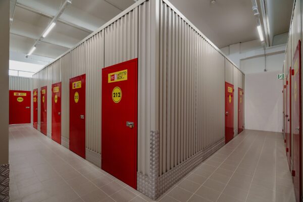 Corridoio self storage con box di diverse metrature ad Affittobox Bolzano