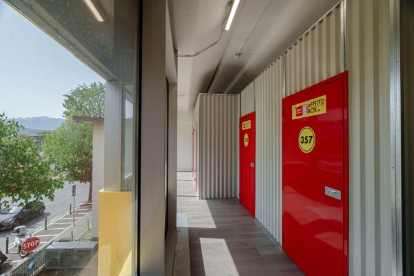 Box self storage con vista naturale dalle finestre