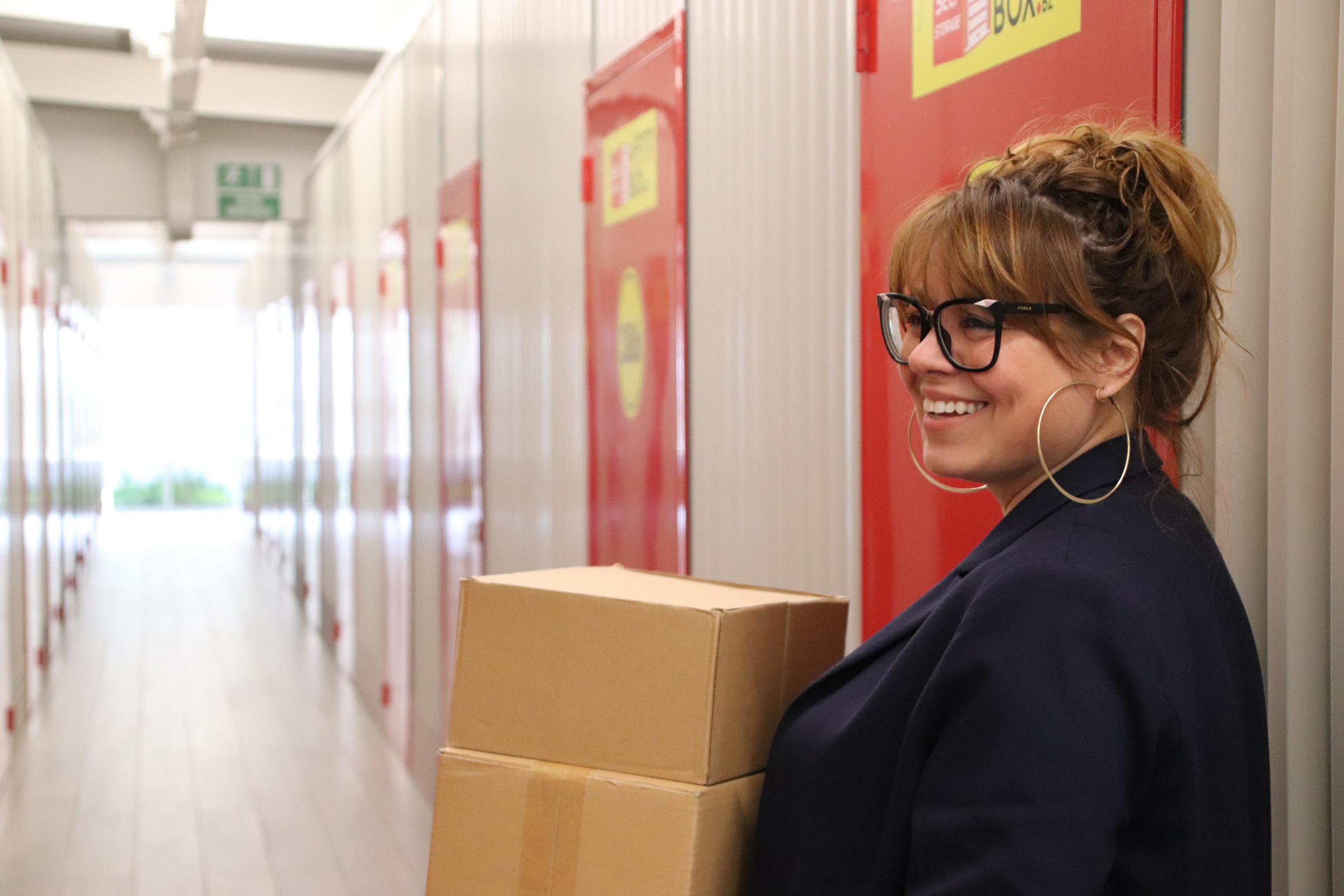 Cliente che percorre il corridoio dei box self storage