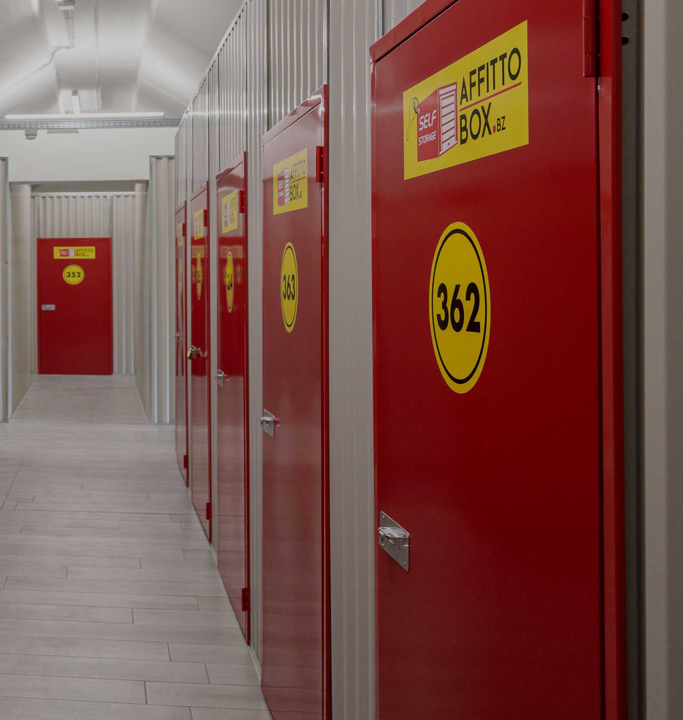 Corridoio self storage area videosorvegliata ad Affittobox Bolzano
