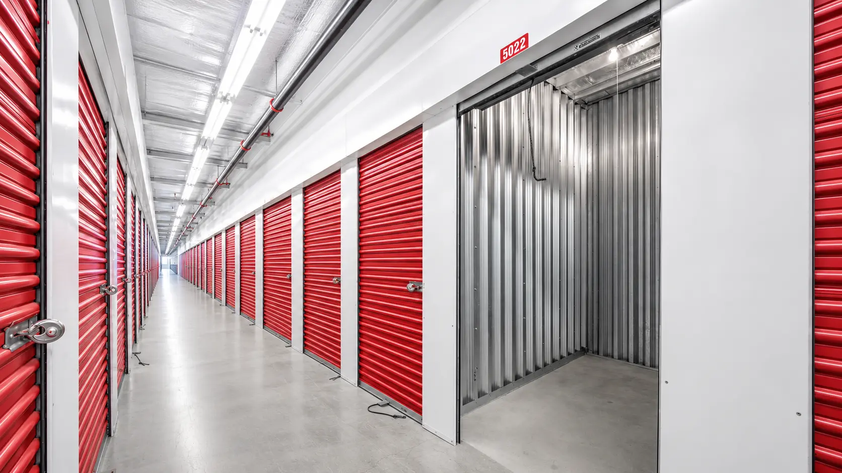 Corridoio con box personali in una struttura self storage